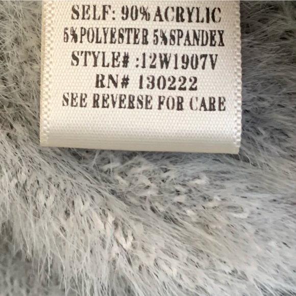 VERY J (NWT) SM- Gray & Creamy White Design, Long Sleeves, Softest Sweater Ever - Picture 7 of 8